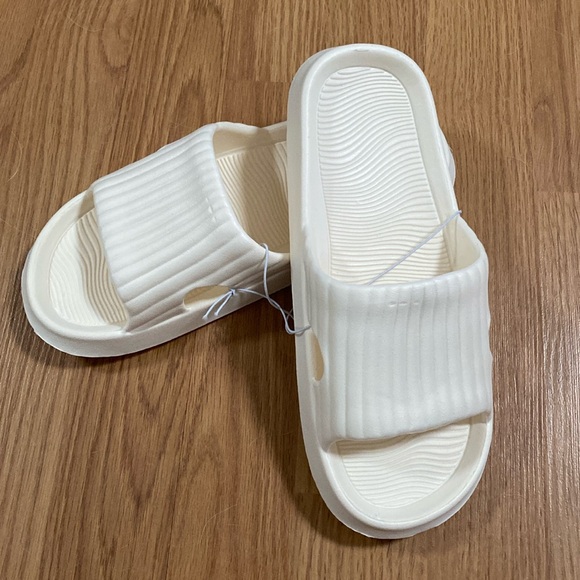 ❤️ Miniso Classic Slide Shoes Unisex Size 37/38 240M NWT - Picture 5 of 8